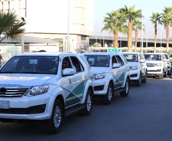 أمير منطقة الرياض يؤدي صلاة عيد الفطر المبارك ويستقبل المهنئين
