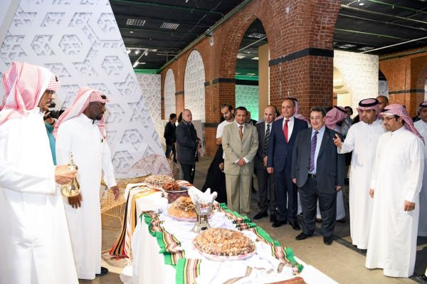 جموع المصلين يحضرون ختم القرآن بالمسجد الحرام