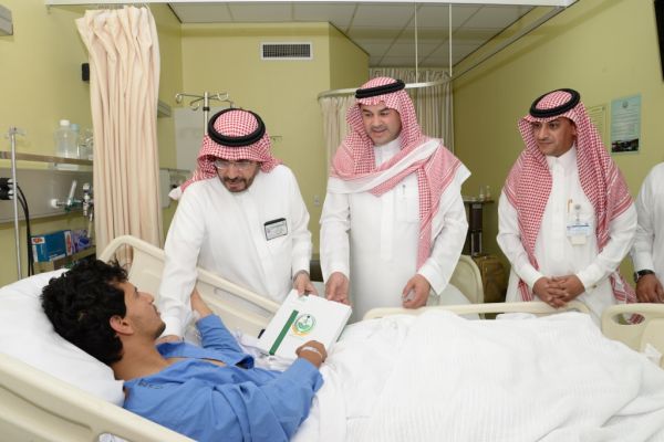 خادم الحرمين الشريفين يستقبل المهنئين بعيد الفطر المبارك