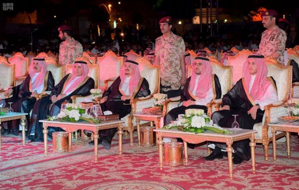 الأمير حسام بن سعود يعاد المرضى المنومين بمستشفى الملك فهد بالباحة