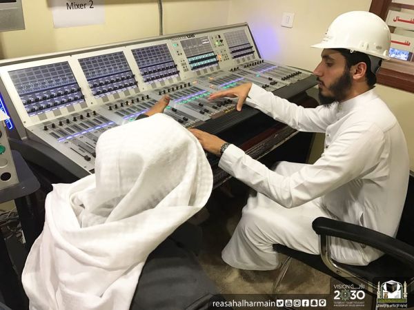 أمير عسير يلتقي أصحاب المعالي ومديري الإدارات الحكومية بالمنطقة