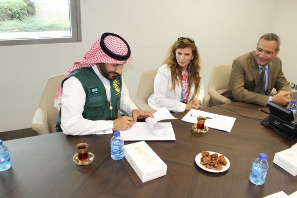 مركز الملك سلمان للإغاثة يوزع موادًا إيوائية للنازحين من نهم إلى صرواح في مأرب
