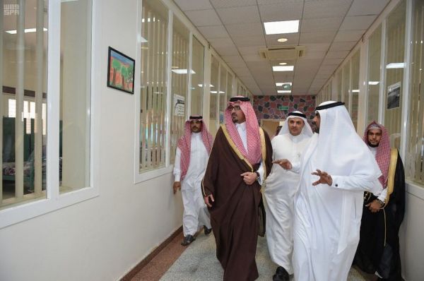 محافظ الطائف يؤدي صلاة الميت على الشهيد العضياني الحارثي