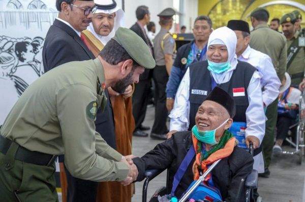 أمير مكة المكرمة يستقبل رئيس مجلس أمناء مجمع اللغة العربية على الشبكة العالمية