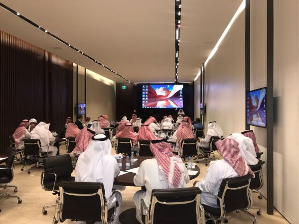 المهندس الغشم يجتمع بمقاولي بلدية العويقيلة ويستعرض الاعمال الجارية