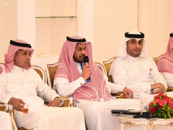 محافظ عنيزة يزور مهرجان عنيزة غاليري