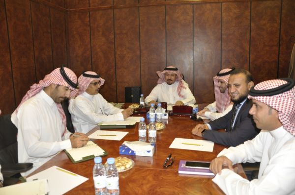 أمير منطقة جازان بالنيابة ينقل تعازي القيادة لذوي الشهيد الصميلي