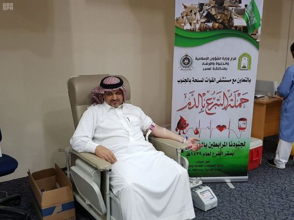 ضيوف الرحمن بالمدينة المنورة يتنافسون في أعمال بر الوالدين