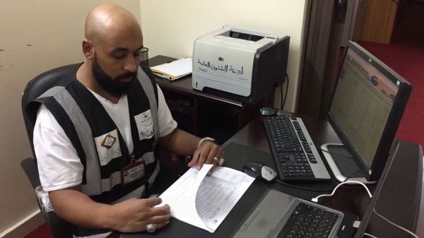 الجبير يقلد الفايز وسام الملك عبدالعزيز من الدرجة الممتازة