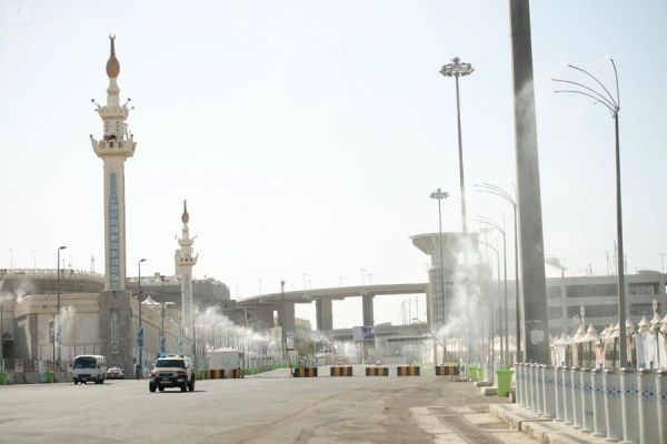 رذاذ الماء يتطاير لتلطيف الأجواء في عرفات
