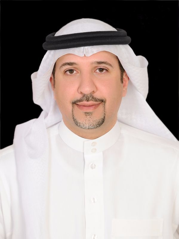 أمير القصيم يعايد أطفال محاربي السرطان بالمنطقة ويكرم المتفوقين