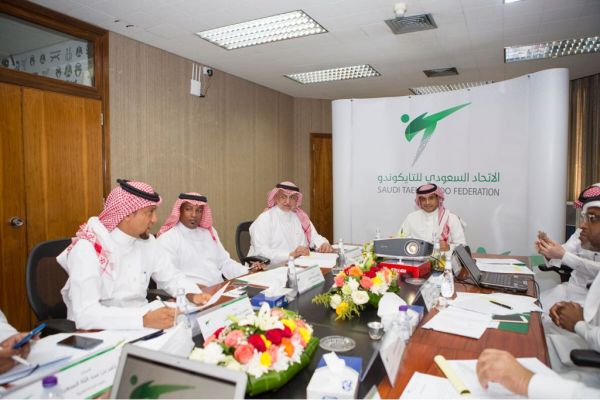 وزير الخدمة المدنية يهنئ القيادة بمناسبة نجاح موسم الحج