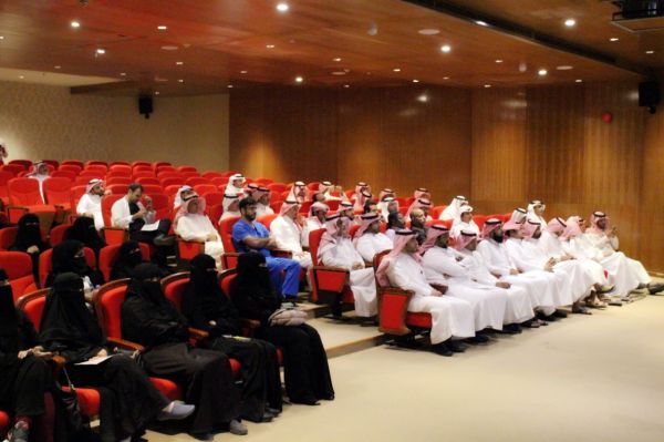 أمير منطقة الرياض بالنيابة يستقبل مدير التعليم بالمنطقة
