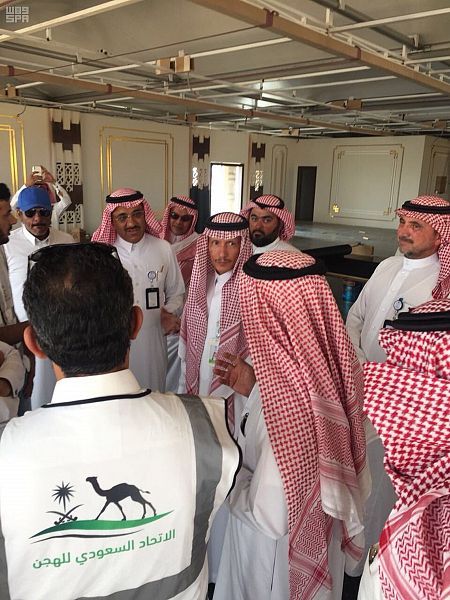 سفير المملكة لدى المملكة المتحدة ووزير الخارجية الإماراتي يزوران معرض بينالي لندن للتصميم