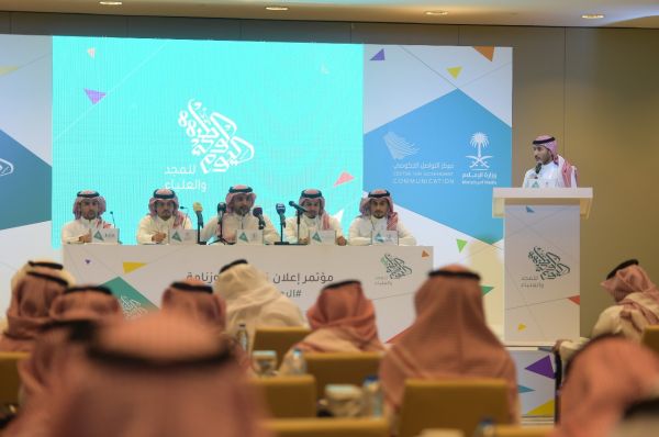 الأمير فيصل بن بندر ينقل تعازي القيادة لذوي الشهيد الملازم أول الدبيان