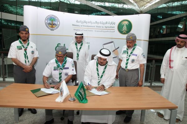 الرحالة العنزي يجوب 13 دولة حاملاً علم السعودية بمناسبة اليوم الوطني ٨٨