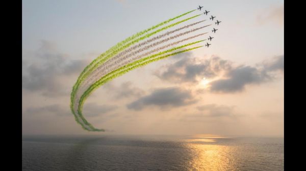 أمير منطقة الرياض يزور فعالية جولة في قصر الحكم