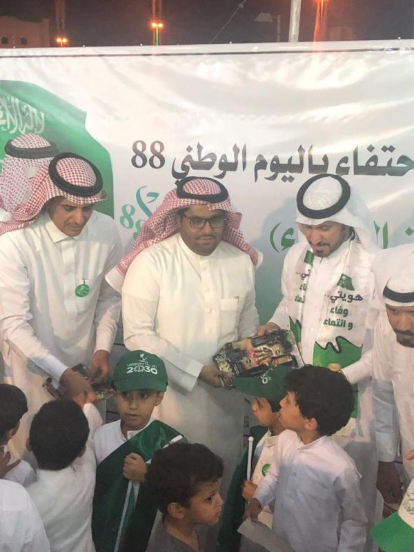 ابتسامة عضو بهيئة الأمر بالمعروف تعانق فرحة طفلة باليوم الوطني