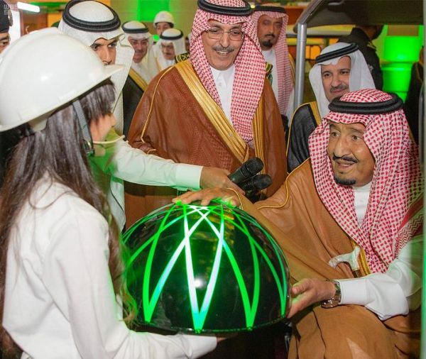خادم الحرمين يشرف حفل استقبال أهالي منطقة المدينة ويدشن عدداً من المشروعات
