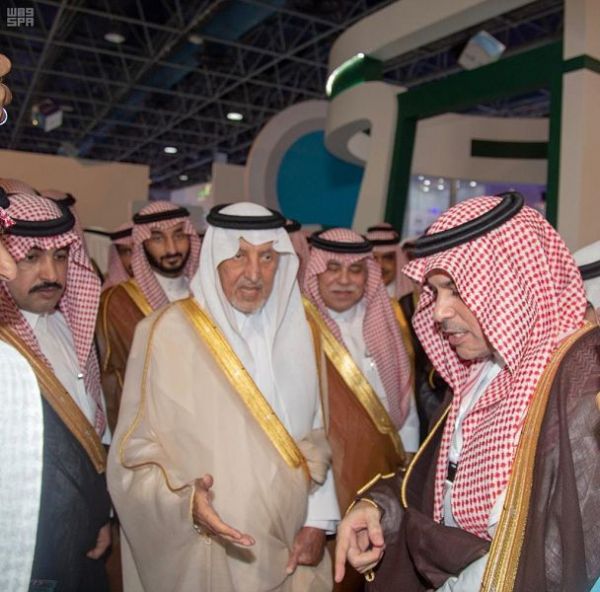 الأمير محمد بن عبدالرحمن يقدم العزاء لأسرة الحقيل