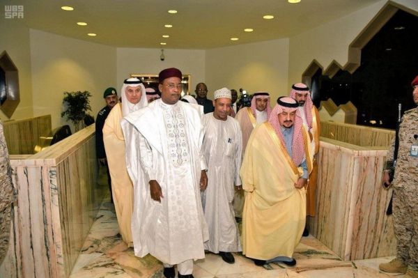 ولي العهد يعقد جلسة مباحثات مع ملك البحرين