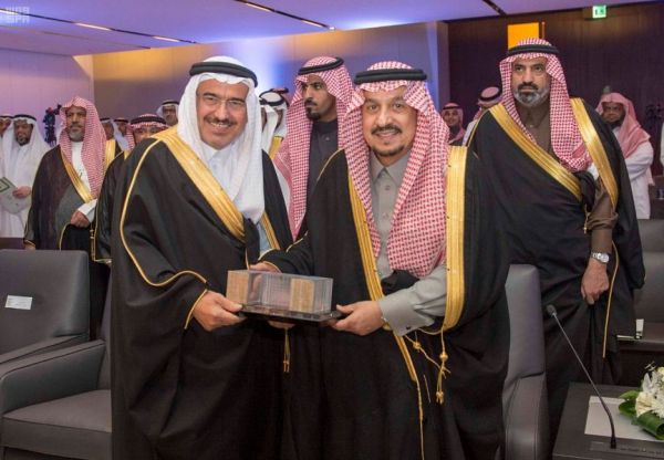 البنادق وأسلحة الصيد تزين معرض الصقور بالرياض