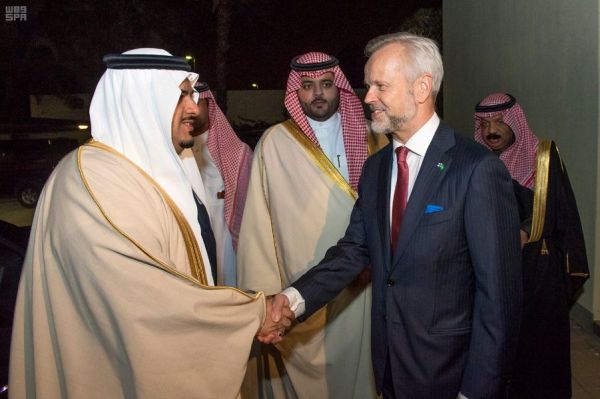 الصقار الألماني نيكولا يبيع صقره .. ويتبرع بقيمته للأعمال الخيرية