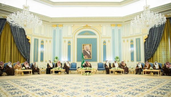 خادم الحرمين الشريفين يتسلم رسالة من رئيس الجمهورية التونسية