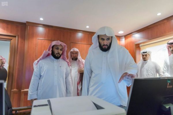 الأمير فيصل بن بندر يستقبل مدير جوازات منطقة الرياض