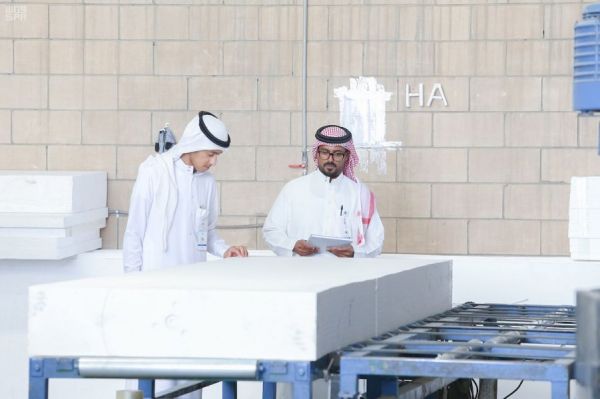 مركز الملك سلمان للإغاثة يوزع 99 طنًا و 900 كيلو غرام من السلال الغذائية