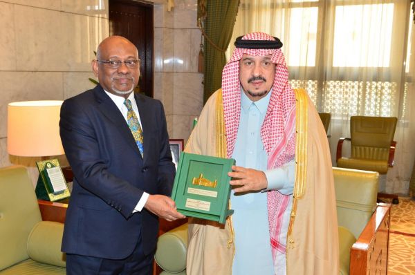 أمير منطقة الحدود الشمالية يستقبل مدير الدفاع المدني بالمنطقة