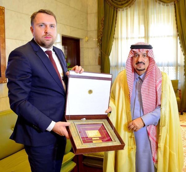 أمير الحدود الشمالية يستقبل الرئيس التنفيذي لبرنامج تطوير وزارة الداخلية