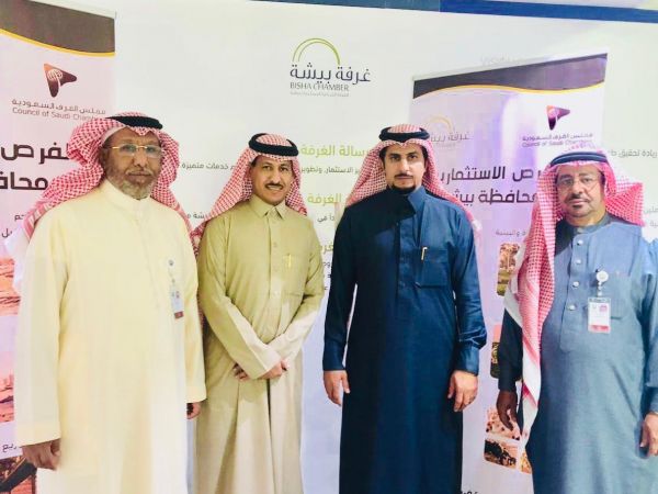 ركن الصقور يجذب زوار المركز السياحي بتبوك
