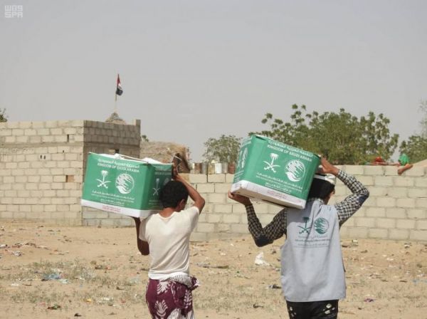 مركز الملك سلمان للإغاثة يوزع 59 طنًا من السلال الغذائية للنازحين والمتضررين بمديرية المضاربة