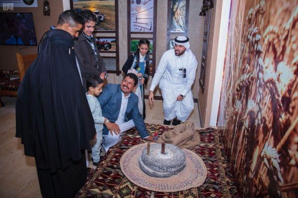 أمير منطقة حائل يستقبل عددًا من ذوي شهداء الواجب