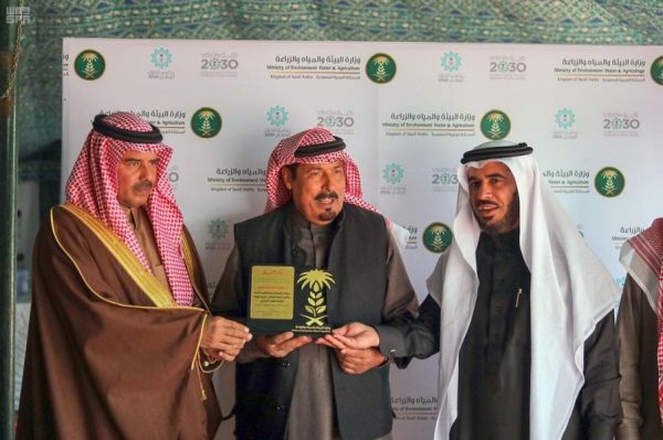 ولي العهد يهنئ رئيس الوزراء البحريني بمناسبة خروجه من المستشفى