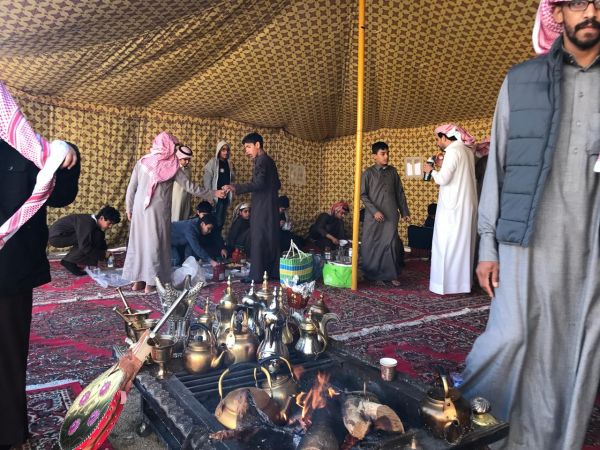 الأمير بدر بن سلطان ينقل تعازي القيادة لذوي الشهيد عزيز أحمد العبدلي