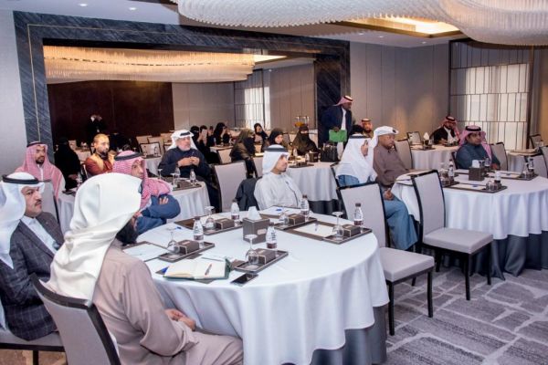 سمو أمير الرياض يقدم العزاء للشيخ عبد الله المنيع