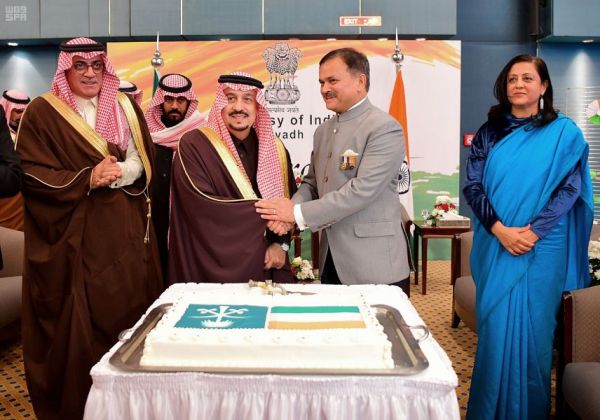 أمير الجوف يقف على الأحياء المتضررة من الأمطار ويوجه الجهات الخدمية بتكاتف الجهود