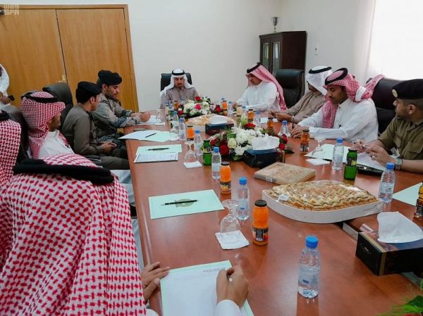 الأمير محمد بن عبدالرحمن يقدم واجب العزاء لأسرة السديري