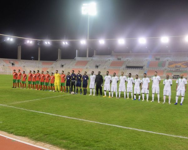 أمير الرياض يقدم العزاء للتخيفي بوفاة والده