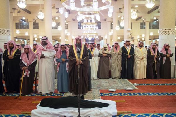 الأمير محمد بن عبدالرحمن يقدم العزاء لأسرة الشثري