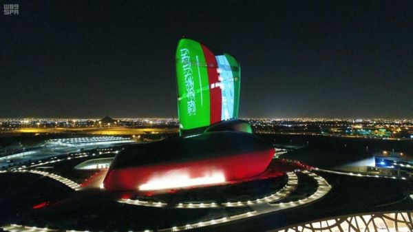 أمير منطقة الرياض يقدم العزاء في والدة الأمير تركي بن عبدالرحمن
