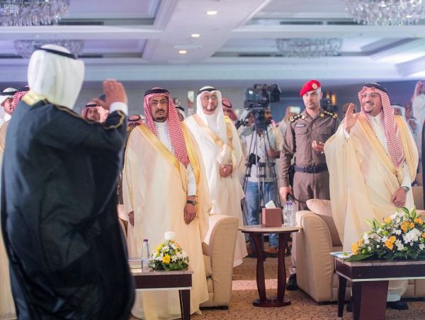 نائب أمير الرياض يقدم العزاء لأسرة خصيفان