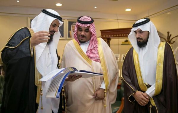 نائب أمير ⁧‫جازان‬⁩ ينقل تعازي القيادة لذوي الشهيد بندر بن علي هزازي