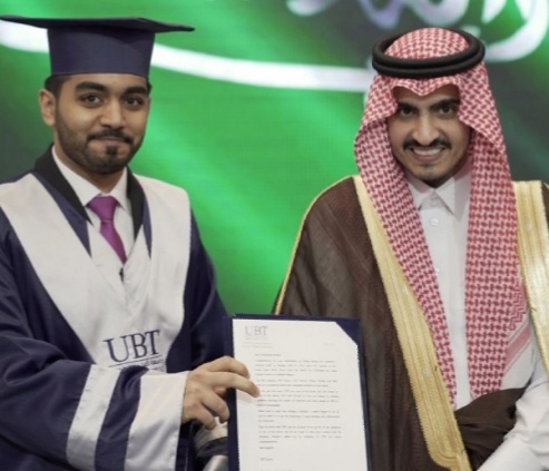 التجارة تشهر بمركز تجاري في الباحة يعرض سلعاً غذائية منتهية الصلاحية