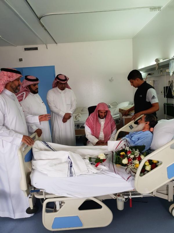 الامير فيصل بن سلمان يكرم الشباب الفائزين بمسابقة بناء طيبة تبتكر