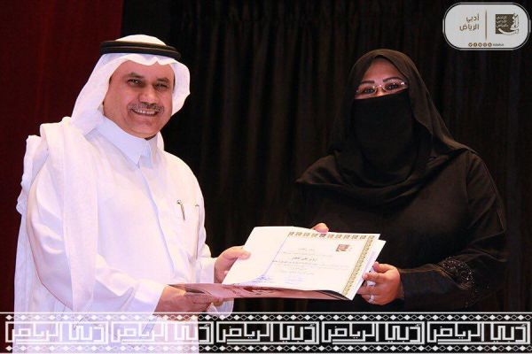 النزلاء المتدربون على حرفة الزراعة يغرسون الورود بمحيط مبنى وزارة الداخلية