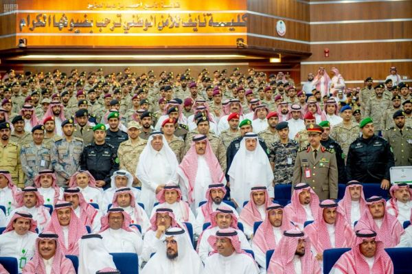 أمير الجوف يزور مركز عبدالرحمن السديري الثقافي بسكاكا
