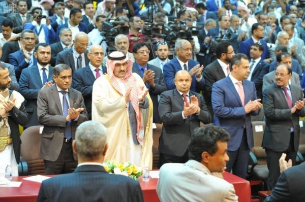 أمير حائل يقدم العزاء لأسرة الرخيص